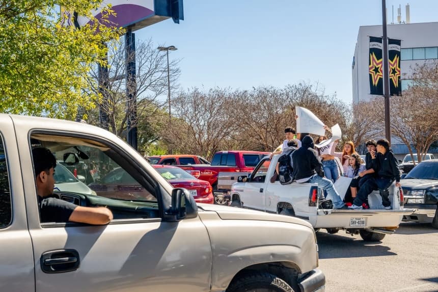 Estudiantes de secundaria se manifiestan durante una huelga en protesta contra el ICE en Austin, Texas, el 6 de febrero de 2026. (Brandon Bell/Getty Images)