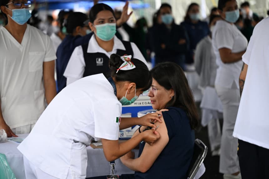 Una mujer recibe una dosis de la vacuna contra el sarampión durante el primero de tres días de una campaña de vacunación lanzada por la Secretaría de Salud en la Ciudad de México el 17 de septiembre de 2025. (YURI CORTEZ/AFP via Getty Images)