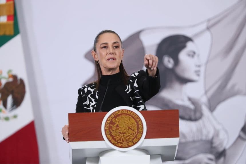 La presidenta de México, Claudia Sheinbaum, habla durante una rueda de prensa este miércoles, en Palacio Nacional de la Ciudad de México, México. (EFE/Mario Guzmán)