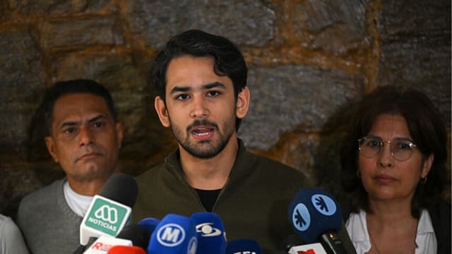 Venezuela pone a presos políticos en arresto domiciliario con grilletes, denuncian Machado e hijo de opositor