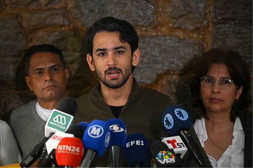 Ramón Guanipa, hijo del ex vicepresidente de la Asamblea Nacional Juan Pablo Guanipa, habla durante una rueda de prensa tras la nueva detención de su padre en Caracas, el 9 de febrero de 2026. (Federico PARRA / AFP vía Getty Images)