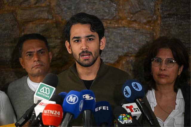 Ramón Guanipa, hijo del ex vicepresidente de la Asamblea Nacional Juan Pablo Guanipa, habla durante una rueda de prensa tras la nueva detención de su padre en Caracas, el 9 de febrero de 2026. (Federico PARRA / AFP vía Getty Images)