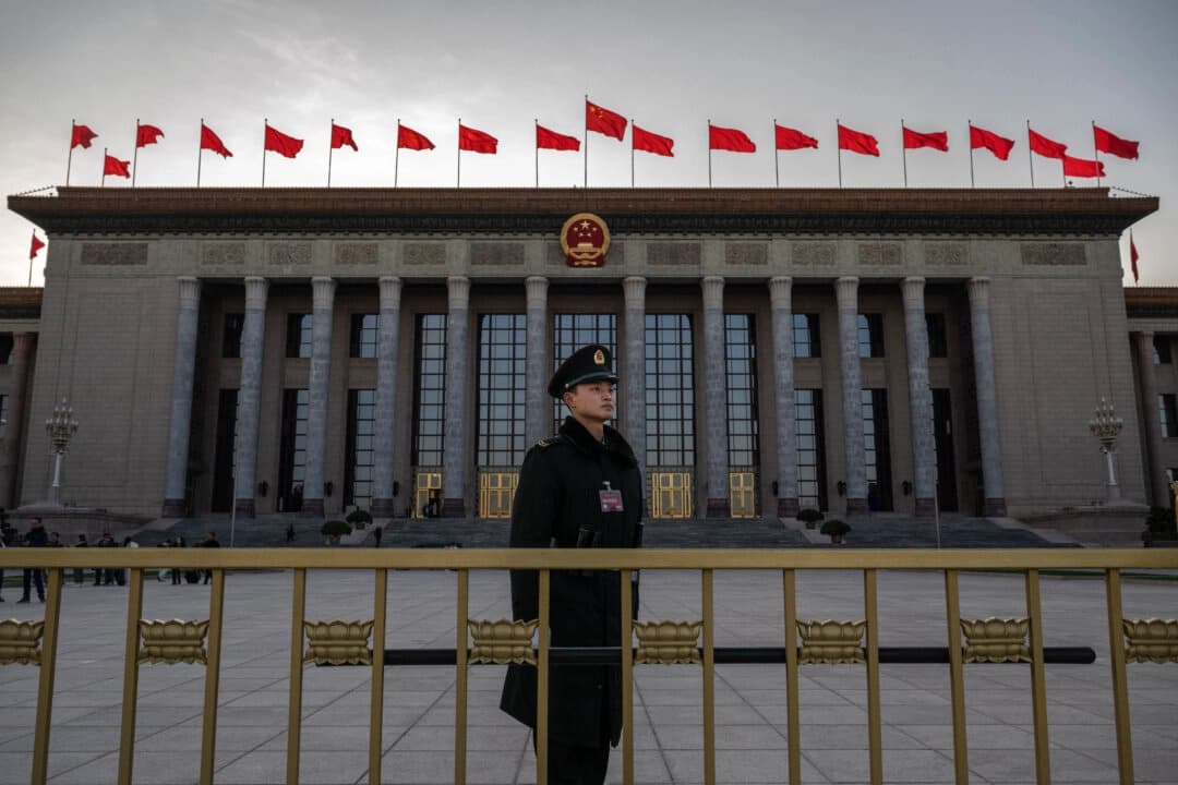 Un miembros de la Policía Armada Popular a la entrada del Congreso Nacional del Pueblo en el Gran Salón del Pueblo durante las reuniones de la delegación el 6 de marzo de 2024 en Beijing, China. (Kevin Frayer/Getty Images)