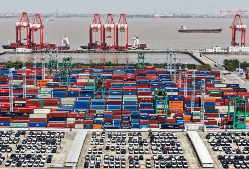 Vehículos eléctricos y contenedores a la espera de ser exportados en el puerto de Shanghái, China, el 13 de abril de 2025. (China Daily/Reuters)