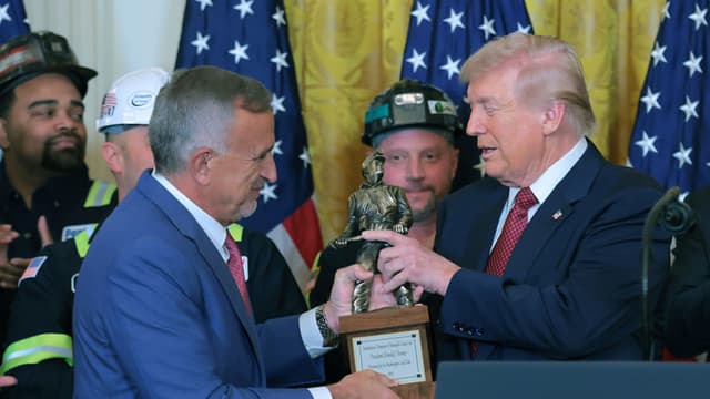 Trump ordena al Pentágono comprar electricidad a centrales eléctricas de carbón