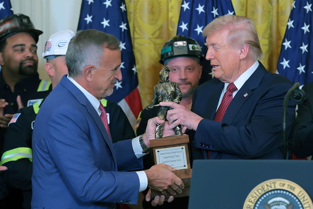 El presidente y director ejecutivo de Peabody Energy, Jim Grech (izquierda), entrega un trofeo al presidente de Estados Unidos, Donald Trump, durante un acto sobre el uso del carbón celebrado en el Salón Este de la Casa Blanca el 11 de febrero de 2026 en Washington, D.C. El grupo de presión Washington Coal Club otorgó a Trump el premio «Campeón indiscutible del carbón». También se espera que Trump firme una orden ejecutiva en la que se ordene al Departamento de Defensa comprar electricidad a centrales eléctricas de carbón. (Foto de Anna Moneymaker/Getty Images)