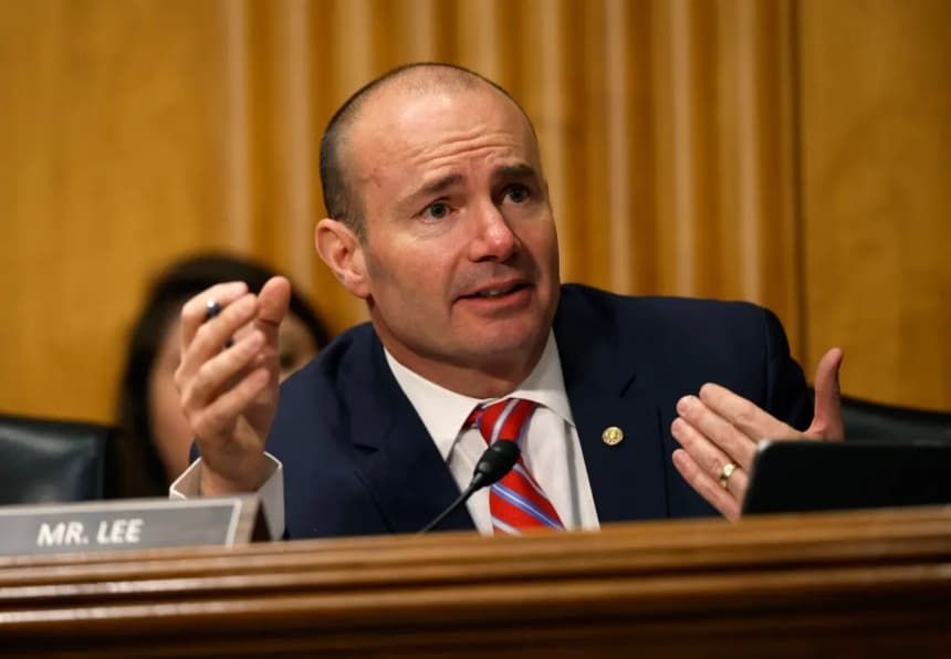 El senador Mike Lee (R-Utah) habla en una audiencia, el 15 de enero de 2025. (Kevin Dietsch/Getty Images)