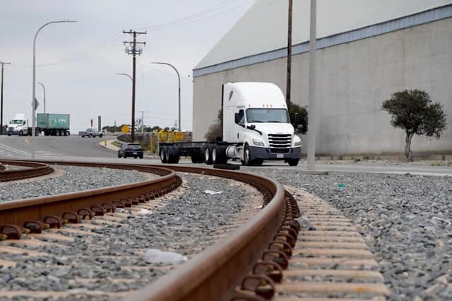 Un camión de carga que transporta un contenedor vacío llega al puerto de Long Beach, en California, el 5 de junio de 2025. (Allan Stein/The Epoch Times).