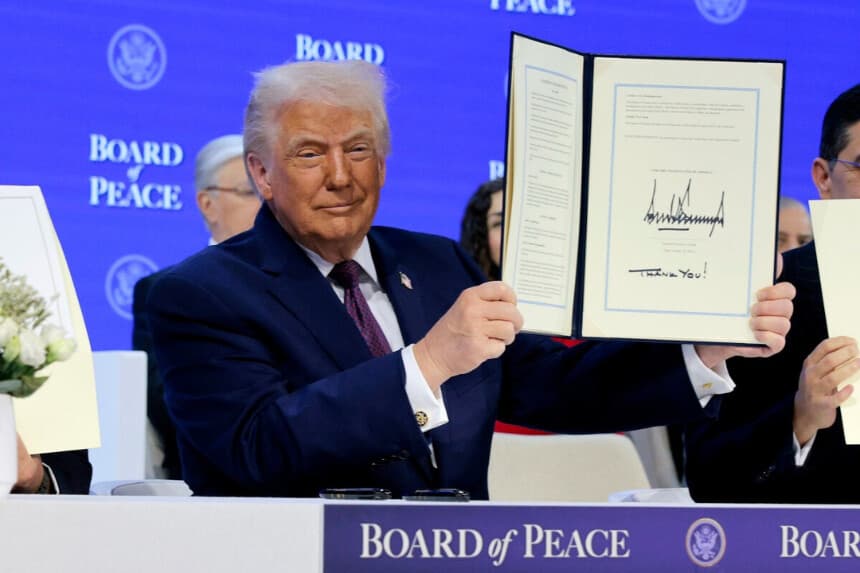 El presidente de los Estados Unidos, Donald Trump, muestra su firma en la carta fundacional durante la ceremonia de firma de la "Junta de Paz" en el Foro Económico Mundial (FEM) en Davos, Suiza, el 22 de enero de 2026. (Chip Somodevilla/Getty Images).