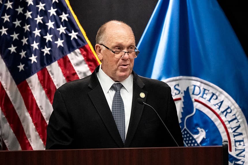 Tom Homan, responsable de fronteras de la Casa Blanca, habla en una conferencia de prensa en el edificio federal Bishop Henry Whipple el 12 de febrero de 2026 en Minneapolis, Minnesota. (Stephen Maturen/Getty Images)