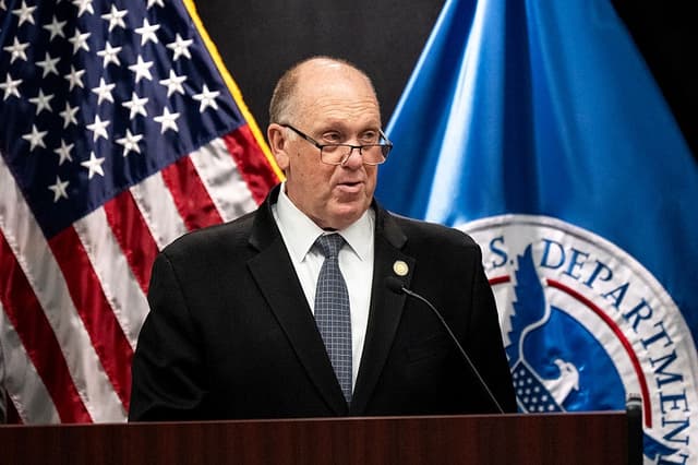 Tom Homan, responsable de fronteras de la Casa Blanca, habla en una conferencia de prensa en el edificio federal Bishop Henry Whipple el 12 de febrero de 2026 en Minneapolis, Minnesota. (Stephen Maturen/Getty Images)