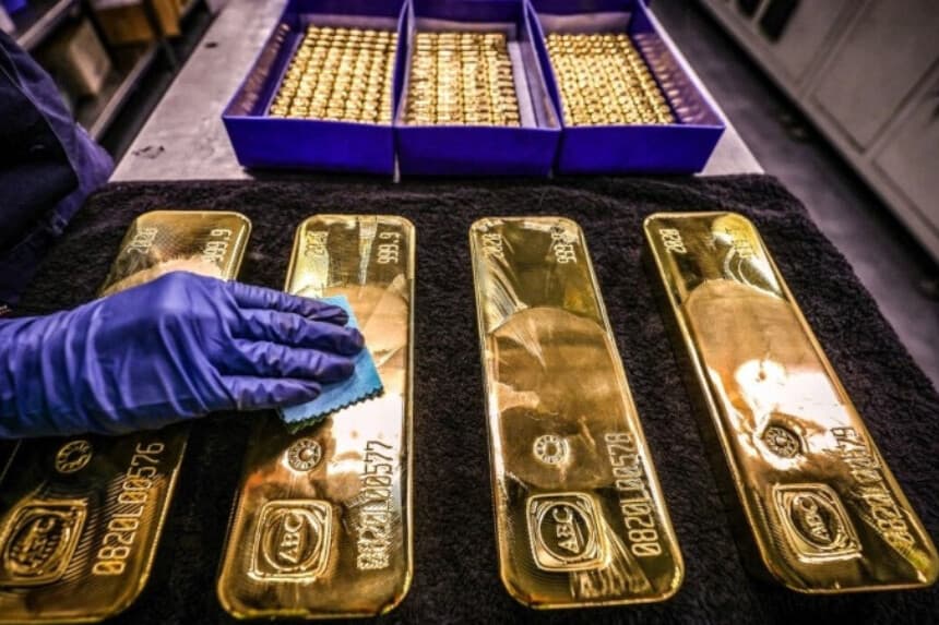 Un trabajador pule lingotes de oro en la refinería ABC de Sídney, Australia, el 5 de agosto de 2020. (David Gray/AFP vía Getty Images)