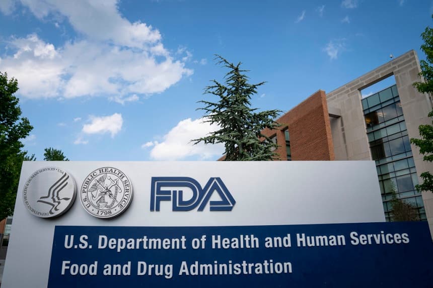 Un letrero de la Administración de Alimentos y Medicamentos (FDA) se ve fuera de la sede central el 20 de julio de 2020 en White Oak, Maryland. (Sarah Silbiger/Getty Images)