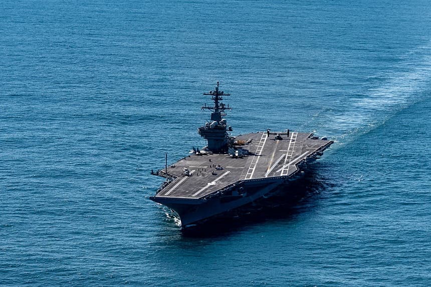 El portaaviones USS George H.W. Bush navega por el océano Atlántico frente a la costa de Norfolk, Virginia, el 4 de octubre de 2025. (Alex Brandon - Pool/Getty Images)