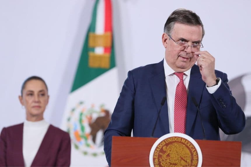 El secretario de Economía de México, Marcelo Ebrard, habla durante una rueda de prensa este 12 de febrero, en Palacio Nacional de Ciudad de México, México. (EFE/ Mario Guzmán)