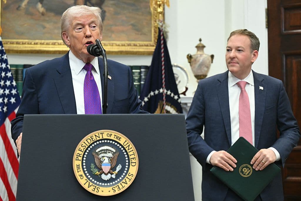 El presidente de los Estados Unidos, Donald Trump, acompañado por el administrador de la Agencia de Protección Ambiental (EPA) de los Estados Unidos, Lee Zeldin, hace un anuncio en la Sala Roosevelt de la Casa Blanca en Washington, D.C., el 12 de febrero de 2026. El jueves, el presidente Donald Trump revocó un hallazgo científico histórico que sustenta las regulaciones estadounidenses destinadas a frenar la contaminación que calienta el planeta, lo que supone el retroceso más trascendental de la administración en materia de política climática hasta la fecha. (Foto de SAUL LOEB / AFP a través de Getty Images)