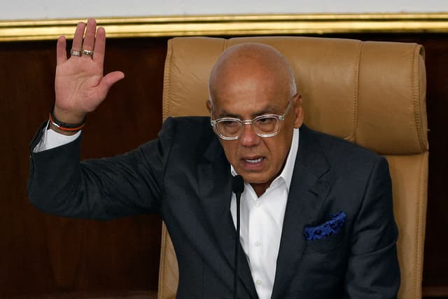 El presidente de la Asamblea Nacional, Jorge Rodríguez, vota durante una sesión para debatir un proyecto de ley de amnistía propuesto por la presidenta interina de Venezuela, Delcy Rodríguez, en Caracas, el 5 de febrero de 2026. (Pedro MATTEY / AFP a través de Getty Images)