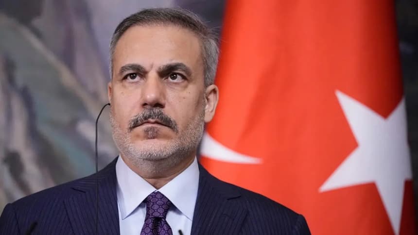 El ministro de Asuntos Exteriores turco, Hakan Fidan, asiste a una rueda de prensa en Moscú, el 27 de mayo de 2025. (Pavel Bednyakov/AFP a través de Getty Images)