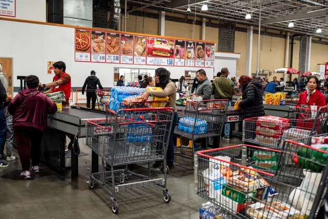 La gente compra en una tienda de comestibles en Elkridge, Maryland, el 24 de octubre de 2025. (Madalina Kilroy/The Epoch Times)
