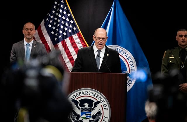 Tom Homan (C), responsable de fronteras de la Casa Blanca, habla en una conferencia de prensa en el edificio federal Bishop Henry Whipple el 12 de febrero de 2026 en Minneapolis, Minnesota. (Stephen Maturen/Getty Images)
