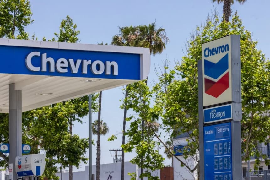 Una gasolinera Chevron cerca de Los Ángeles, California, el 1 de junio de 2025. (John Fredericks/The Epoch Times)