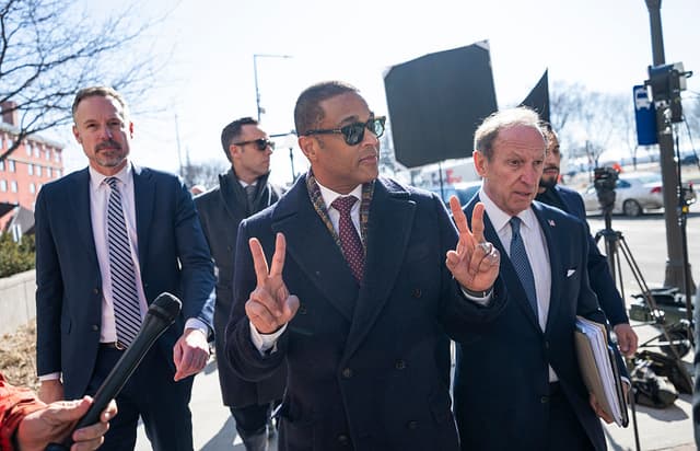 El periodista Don Lemon llega con su equipo legal a una audiencia de lectura de cargos en el edificio federal Warren E. Burger y el tribunal de los Estados Unidos el 13 de febrero de 2026 en St. Paul, Minnesota. Lemon ha sido acusado de conspirar para violar los derechos constitucionales de una persona y de violar la Ley FACE. (Foto de Stephen Maturen/Getty Images)