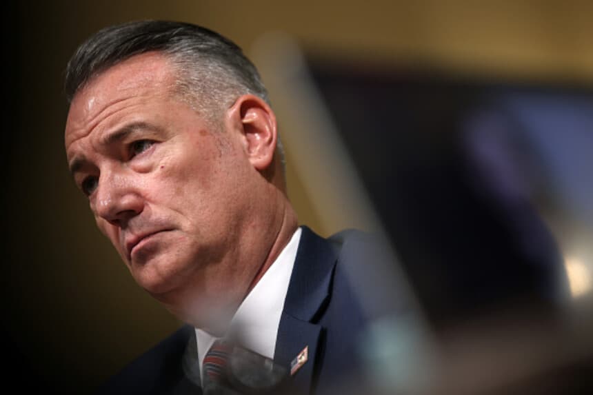 El director interino del Servicio de Inmigración y Control de Aduanas de Estados Unidos (ICE), Todd Lyons, se prepara para testificar durante una audiencia del Comité de Seguridad Nacional de la Cámara de Representantes el 10 de febrero de 2026 en Washington, D.C. El Departamento de Seguridad Nacional ha sido objeto de críticas por las tácticas policiales dirigidas contra los inmigrantes indocumentados y por la muerte de dos ciudadanos estadounidenses en Minneapolis. (Samuel Corum/Getty Images).