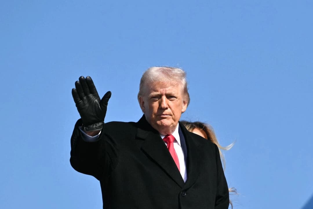 El presidente Donald Trump saluda mientras sube al Air Force One antes de partir de la Base Conjunta Andrews en Maryland el 13 de febrero de 2026. (Mandel Ngan/AFP vía Getty Images)
