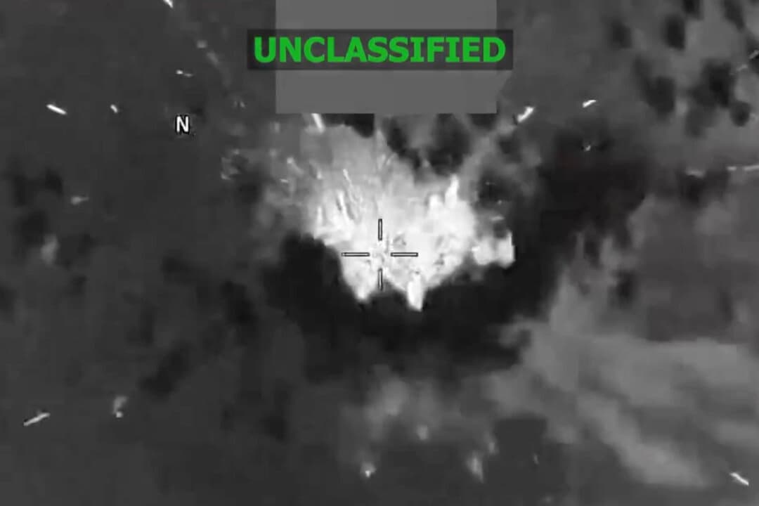 La Fuerza de Tarea Conjunta Southern Spear realiza un ataque cinético letal contra un supuesto barco narcotraficante en el Caribe el 13 de febrero de 2026. (Comando Sur de EE. UU./Captura de pantalla vía The Epoch Times)
