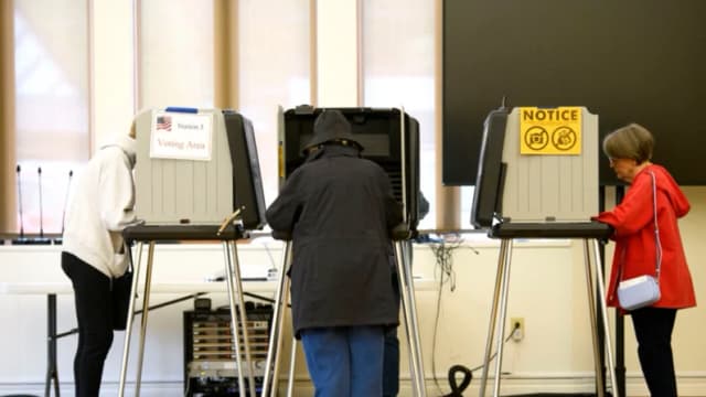 Trump dice que firmará órdenes para exigir identificación de votantes para las elecciones intermedias