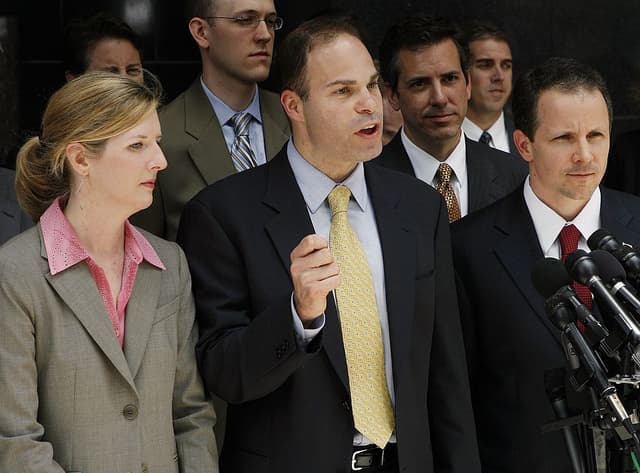 Kathryn Ruemmler (I) con el entonces fiscal Sean Brekowitz (C) fuera del juzgado federal Bob Casey con sus colegas Kathryn Ruemmler (I) y John Hueston (D) tras el juicio por fraude y conspiración contra los antiguos ejecutivos de Enron Kenneth Lay y Jeff Skilling, el 25 de mayo de 2006, en Houston. (Foto de Dave Einsel/Getty Images)