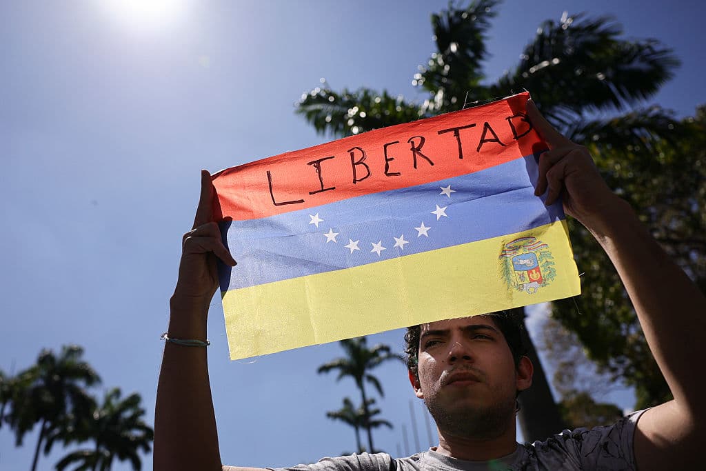 Un estudiante universitario sostiene una bandera venezolana con la palabra "Libertad" durante una protesta en el marco del Día de la Juventud Venezolana, el 12 de febrero de 2026, en Caracas, Venezuela.  (Foto de Jesús Vargas/Getty Images)