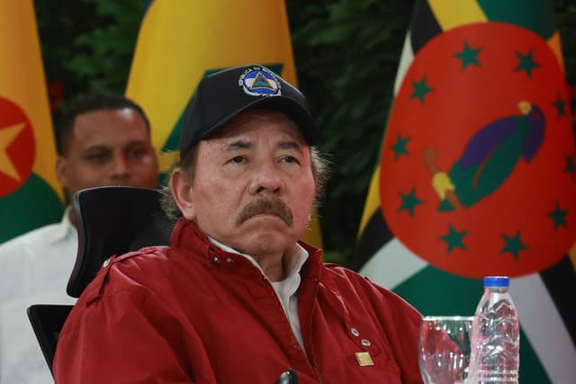El presidente de Nicaragua, Daniel Ortega, observa durante el evento inaugural de la XXIII Cumbre del ALBA-TCP (Alianza Bolivariana para las Américas) en el Palacio Presidencial de Miraflores el 24 de abril de 2024 en Caracas, Venezuela. (Foto de Jesús Vargas/Getty Images)