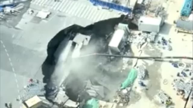 Enorme socavón perfora una calle de China y se traga construcciones