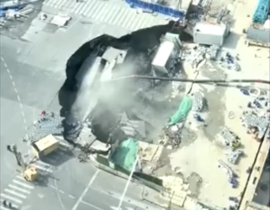 Un gran socavón aparece en Shanghái. (Redes sociales vía Reuters/Captura de pantalla vía The Epoch Times.)