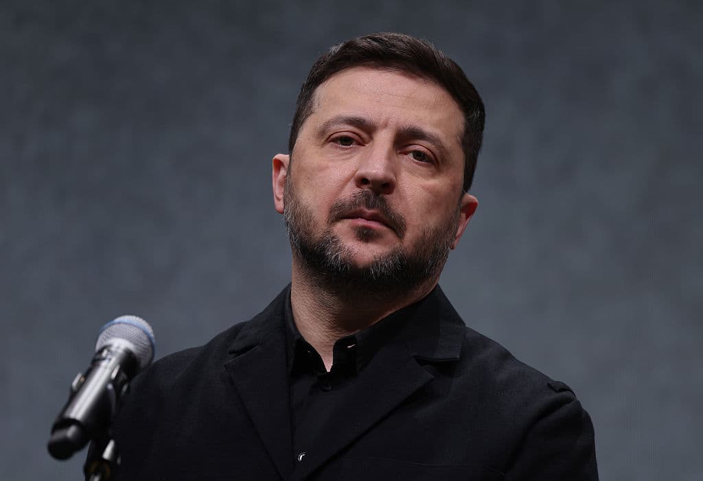 El presidente ucraniano Volodymyr Zelensky escucha la pregunta de un periodista durante su visita a las instalaciones de producción de Quantum Frontline Industries (QFI) el 13 de febrero de 2026 cerca de Múnich, Alemania. (Foto de Sean Gallup/Getty Images)