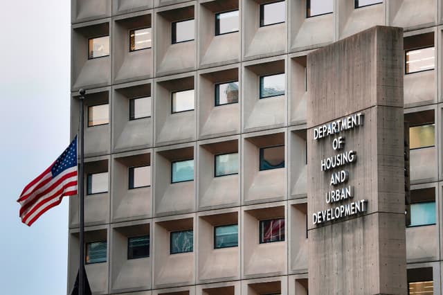 Vista general del edificio Robert C. Weaver, sede del Departamento de Vivienda y Desarrollo Urbano, el 12 de diciembre de 2025 en Washington D. C. (Foto de Heather Diehl/Getty Images)