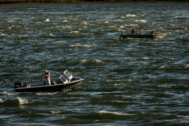 En esta fotografía de archivo, unos hombres pescan desde barcos en las agitadas aguas del río Columbia, en The Dalles, Oregón. Craig Mitchelldyer/Getty Images