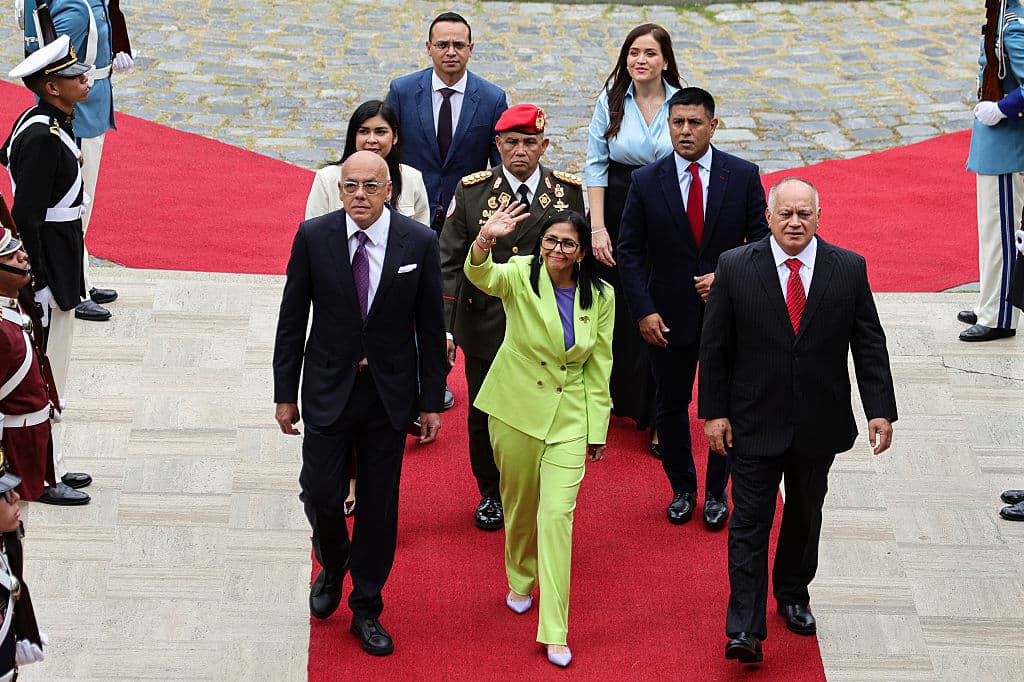 (I-D) El presidente de la Asamblea Nacional, Jorge Rodríguez; la presidenta interina de Venezuela, Delcy Rodríguez; y el ministro del Interior, Diosdado Cabello (D) llegan a la presentación del informe del primer año de gobierno en el Palacio Federal Legislativo el 15 de enero de 2026 en Caracas, Venezuela. (Foto de Jesús Vargas/Getty Images)