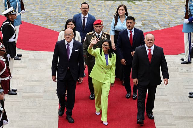 (I-D) El presidente de la Asamblea Nacional, Jorge Rodríguez; la presidenta interina de Venezuela, Delcy Rodríguez; y el ministro del Interior, Diosdado Cabello (D) llegan a la presentación del informe del primer año de gobierno en el Palacio Federal Legislativo el 15 de enero de 2026 en Caracas, Venezuela. (Foto de Jesús Vargas/Getty Images)