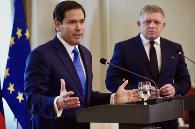  El secretario de Estado de los Estados Unidos, Marco Rubio (izq.), y el primer ministro eslovaco, Robert Fico (der.), hacen una declaración a los medios de comunicación durante su reunión del 15 de febrero de 2026 en Bratislava, Eslovaquia. (Zuzana Gogova/Getty Images)
