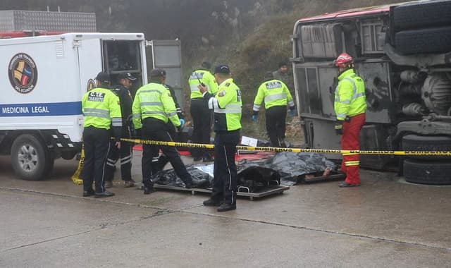 Bomberos y equipos de rescate trabajan en el lugar del accidente, donde un autobús volcó y se estrelló en la ruta Cuenca-Loja, a 21 kilómetros al sur de la ciudad de Cuenca, en Ecuador, el 1 de septiembre de 2018. Imagen de archivo.(ADAN CABRERA/AFP via Getty Images)