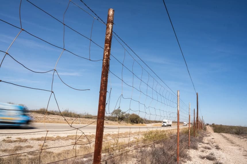 Un agujero en la valla del rancho Tequesquite, en el condado de Kinney, Texas, el 29 de enero de 2026. Los ganaderos afirman que la crisis fronteriza elevó los costes de reparación de las vallas y provocó la pérdida de ganado después de que los contrabandistas y los inmigrantes ilegales abrieran agujeros en ellas. (Samira Bouaou/The Epoch Times)
