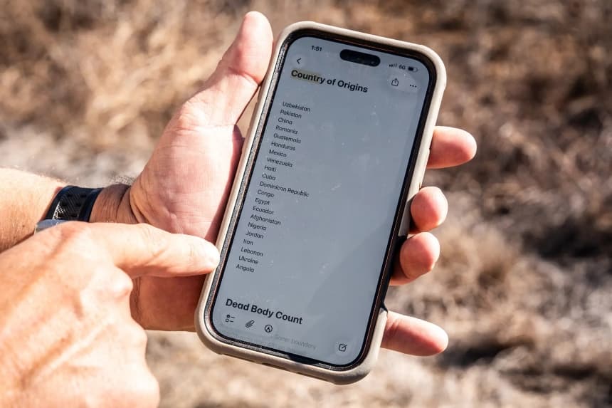 El ranchero Ben Binnion muestra una lista de países de origen de inmigrantes ilegales a partir de identificaciones que encontró en un rancho en Eagle Pass, Texas, el 29 de enero de 2026. (Samira Bouaou/The Epoch Times)