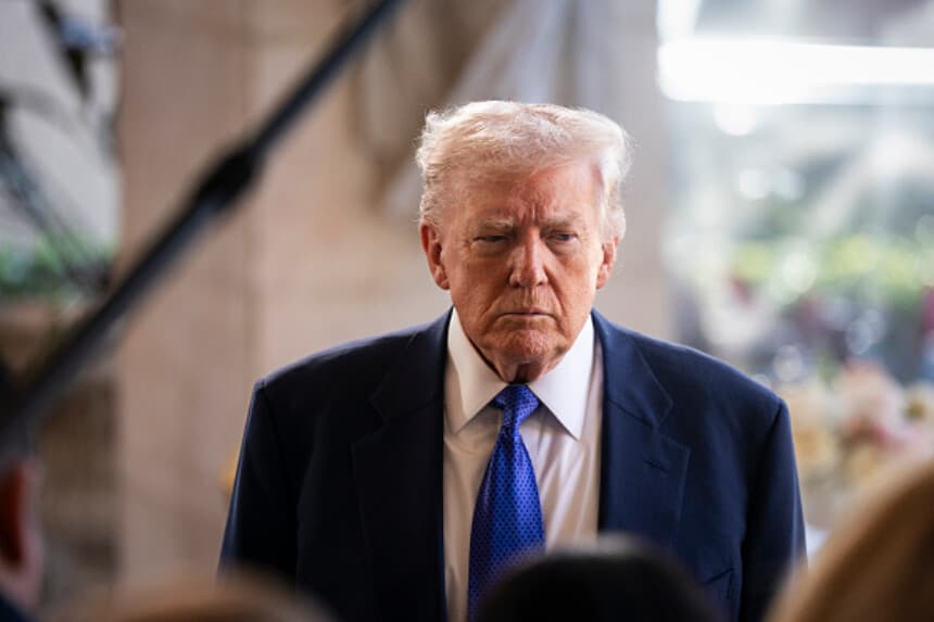 El presidente de los Estados Unidos, Donald Trump, habla con periodistas y miembros de los medios de comunicación en Mar-a-Lago el 1 de febrero de 2026 en Palm Beach, Florida. Trump asiste a la boda de Dan Scavino, subjefe de gabinete de la Casa Blanca, y Erin Elmore, directora de Arte en Embajadas del Departamento de Estado, en Mar-a-Lago. (Al Drago/Getty Images).
