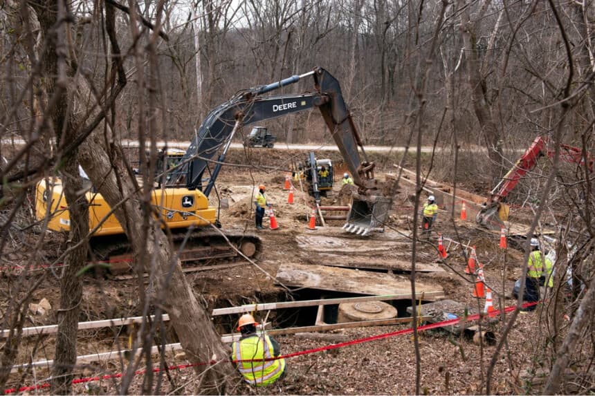 Los equipos trabajan para evitar que las aguas residuales sin tratar fluyan hacia el río Potomac tras la rotura de una tubería en Glen Echo, Maryland, el 23 de enero de 2026. (Cliff Owen/AP).