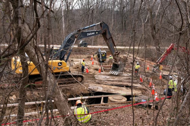 Los equipos trabajan para evitar que las aguas residuales sin tratar fluyan hacia el río Potomac tras la rotura de una tubería en Glen Echo, Maryland, el 23 de enero de 2026. (Cliff Owen/AP).
