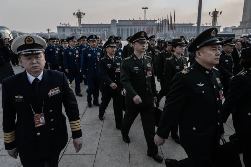 Los delegados militares hacen fila al llegar a la sesión inaugural de la legislatura china, la Asamblea Popular Nacional, en el Gran Salón del Pueblo en Beijing, el 5 de marzo de 2025. (Kevin Frayer/Getty Images)