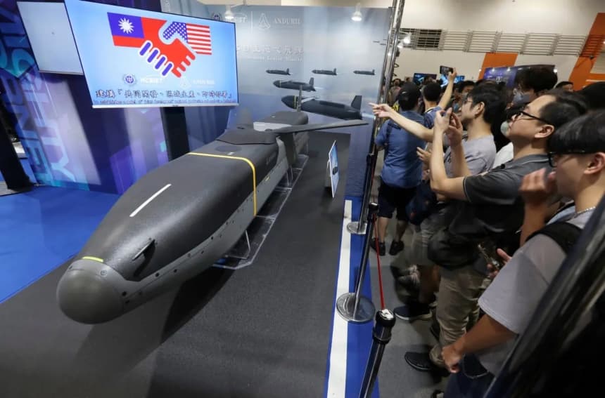 Un misil de crucero autónomo de bajo coste, el Barracuda 500, fabricado conjuntamente por Anduril y el Instituto Nacional Chung-Shan de Ciencia y Tecnología de Taiwán, se exhibe durante la Exposición de Tecnología Aeroespacial y de Defensa de Taipéi (TADTE) en el Centro de Exposiciones Nangang de Taipéi, Taiwán, el 20 de septiembre de 2025. (Chiang Ying-ying/AP Photo)