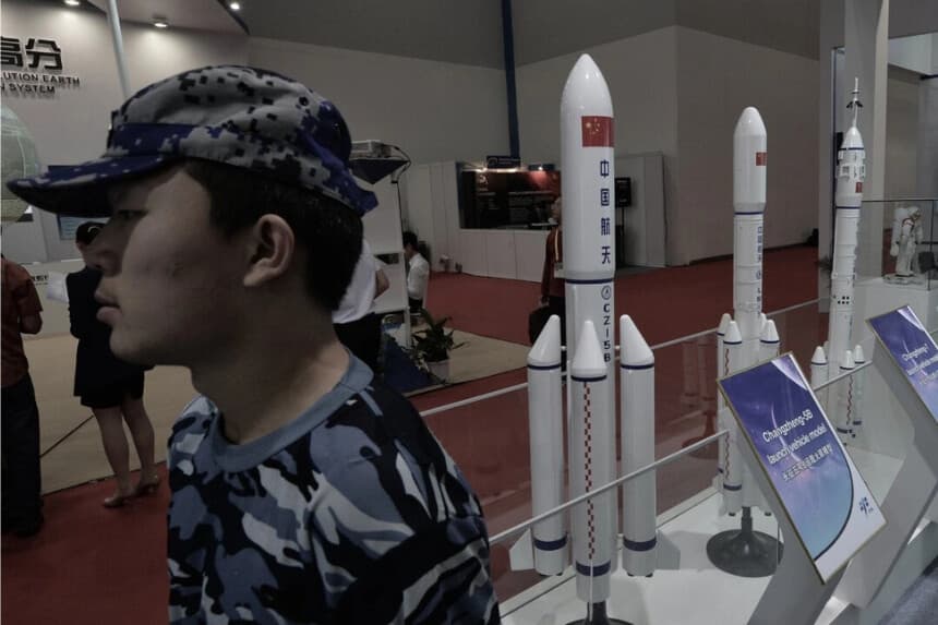 Un guardia de seguridad se encuentra junto a modelos de cohetes chinos expuestos en el 64o Congreso Astronáutico Internacional en Beijing el 24 de septiembre de 2013. (Mark Ralston/AFP/Getty Images)